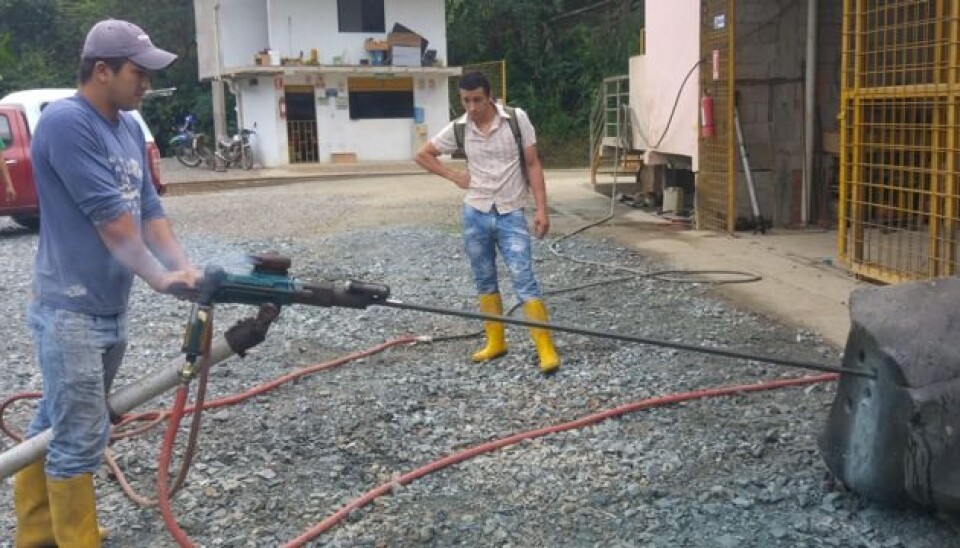 Gullgravere i Ecuador testet Monarks borstenger og -kroner da daglig leder Rune Hellingsrud var på besøk.
