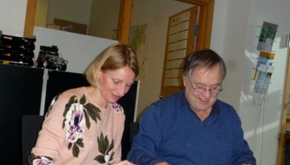 Hanne Louise Moe (t.v.), prosjektleder i Statens vegvesen, og Øystein Syltern, daglig leder i Johs. J. Syltern AS, signerte kontrakten om bygging av fylkesvei 715 fra Osavatnet til Rødsjø i Rissa kommune.