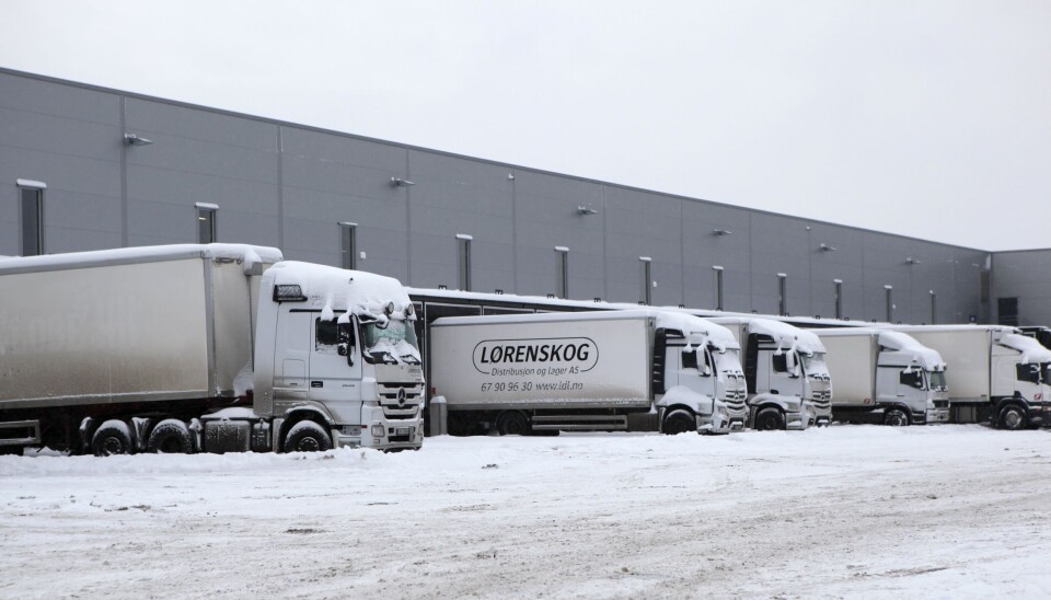 Bilene fra Lørenskog Distribusjon og Lager AS sto parkert mandag 11. januar på Langhus, i Akershus, etter at DSV Road AS sendte ut en e-post med beskjed om at de betalte 15 prosent mindre for distribusjonskjøring fra mandag morgen. Fra 15. mars kjører de for andre enn DSV Road.