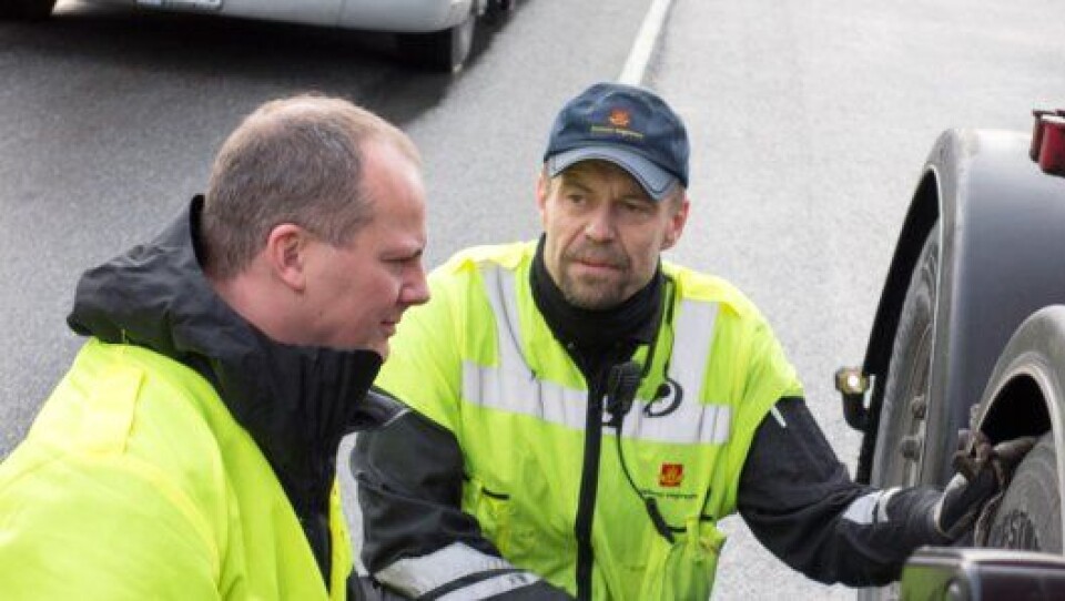 Samferdselsminister Ketil Solvik-Olsen inspiserer dekk under tungbilkontroll på Svinesund. Til høyre kontrollør Roger Gulvik fra Statens vegvesen. Samferdselsminister Ketil Solvik-Olsen inspiserer dekk under tungbilkontroll på Svinesund. Til høyre kontrollør Roger Gulvik fra Statens vegvesen.