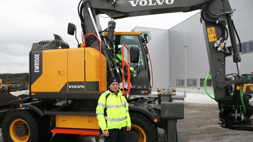 Nye Volvo EWR150E er konstruert med «tilbaketrukne» deksler på høyre side slik at demofører Lars Dahle (Volvo Maskin) kan se distriktssjef Svein E. Olsen (Volvo, Østfold) klart og tydelig.