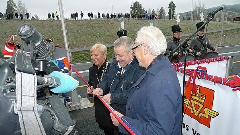 Veistrekningen åpnet i november 2014. Statssekretær Bård Hoksrud kutter snora ved hjelp av kniv, flankert av ordfører Anne-Mette Øvrum i Sør-Odal og Øystein Østgaard i Kongsvinger.