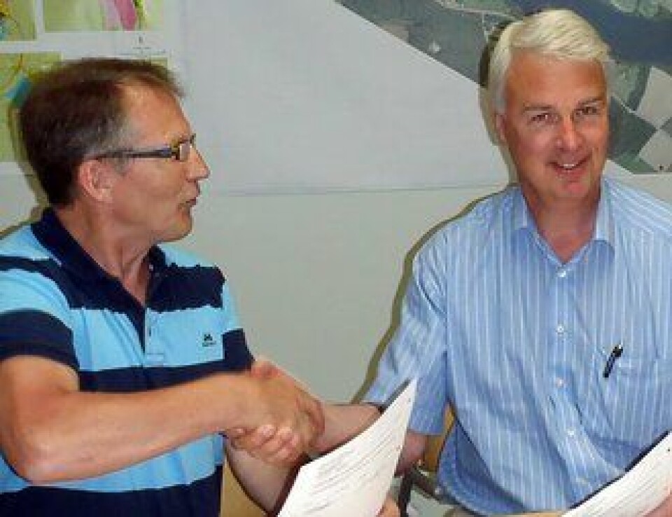 Tidligere prosjektleder Geir Jensen i Statens vegvesen forsegler avtalen verdt nesten 567 milloner kroner med distriktsleder Jon Sørby i Veidekke. AF Gruppen ville bygge veien 68 millioner kroner billigere.