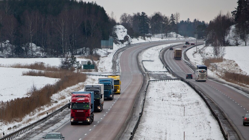 Når kjøretøyene snakker sammen kan lastebilene ligge tett på hverandre og spare mye drivstoff.