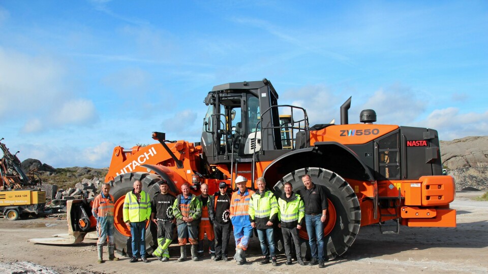 Fra overleveringen av Hitachi-maskinen, fra venstre Svein Olav Blindheim, Rolf Nilsen, Morten Herikstad, Cato Haver, Ole Petter Kindervåg, Robert Jonsson, Hallgeir Haver, Richard Blomquist og Nasta-representantene Espen Olsen og Nils Arve Norendal.
