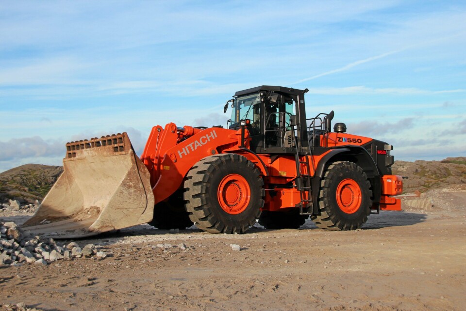 Under bortkjøringen av vraksteinen benyttes ei Gjerstad-skuffe på 8 m3.