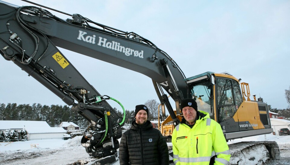FORNØYD I KULDA: Kai Hallingrød (t.v.) og Nils Kristian Hjelmtvedt, Volvo Maskin avd. Vestfold, hutrer i minus 17 foran Volvo-graveren EC220E.