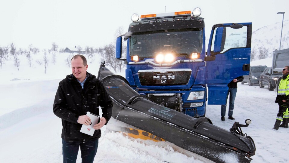 Samferdselsministeren viser til at stadig FÆRRE kontrakter går til utenlandske entreprenører, og at de norske klarer seg godt i konkurransen.