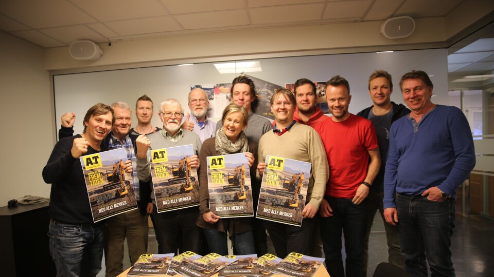 Anlegg&Transport kommer i nytt design. Fra venstre: Redaktør Klaus Eriksen, seniorreporter og grunnlegger Bjørn. E. Eriksen, salgsansvarlig André Berger, journalist Halvdan Korsmo, journalist Hans Fossum, grafiker Christin Nordahl, grafiker Jonas Reines, daglig leder Torbjørn Eriksen, salgskonsulent Marius Rønningsen, forlagsredaktør Thomas Witsø-Bjølmer, salgssjef Kenneth Johnsen og grafiker Odd Eriksen.