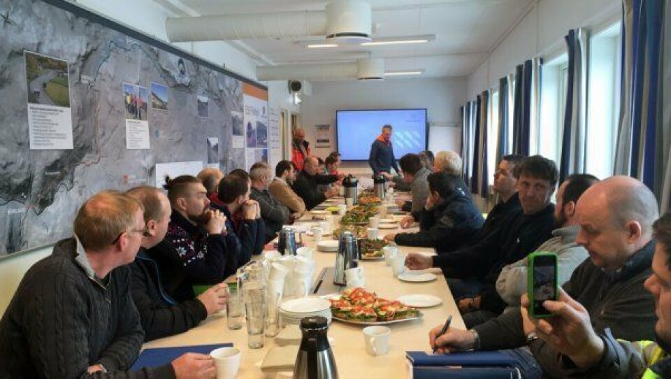 Det måtte finnes fram ekstra stoler da det var tilbudsbefaring på E16 Øye-Eidsbru.