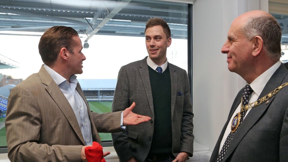 STOR BEGIVENHET: Graham Westley, Manager i Peterborough Utd FC , Chris Miller, CEO i Abax UK, og John Peach, ordfører i Peterborough feirer åpningen av det nye kontoret.