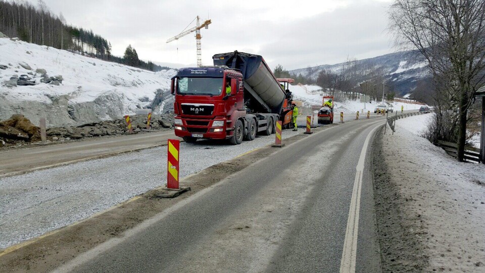 Asfaltlegging på E6 i Gudbrandsdalen i februar 2016.
