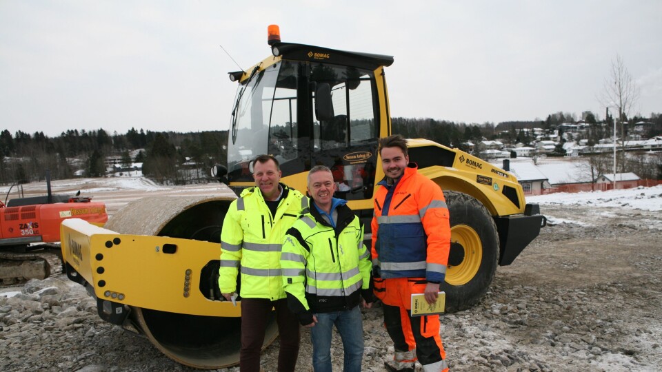 Fra overleveringen av Bomag-valsen til Fossum Anlegg AS. Fra venstre: Salgssjef Odd Enger og selger Per Inge Strengen, Hesselberg Maskin og maskinfører Christian Myhre, Fossum Anlegg AS.
