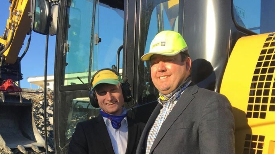 Pon-selger Rune Ask (til høyre) tok også på dressjakka da overleveringen fant sted 11. februar. Til venstre maskinfører Ole Sandtorv Hansen.