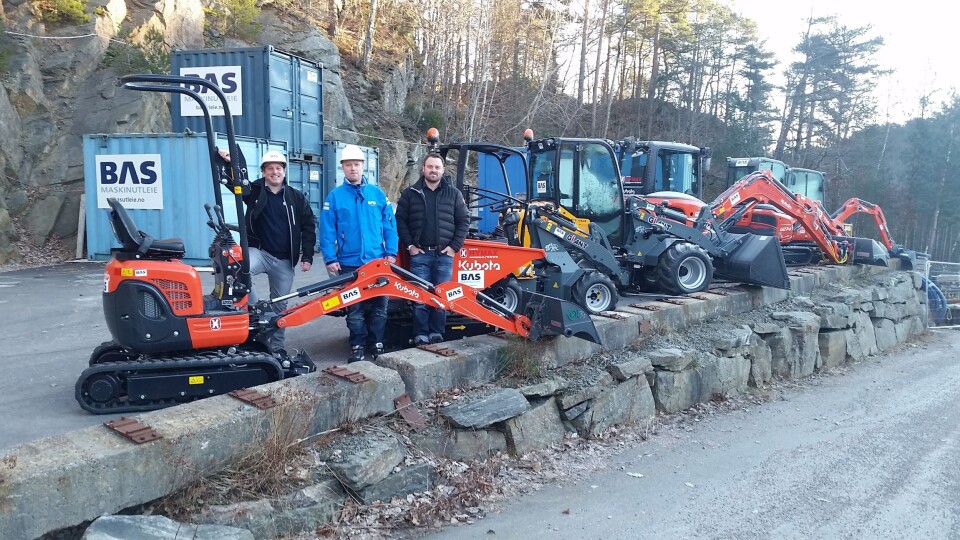 De første nye maskinene er ankommet BAS-avdelingen i Kristiansand, fra venstre selger Stig Kvastad, avdelingsleder Kai Morten Saga, begge BAS Kristiansand, sammen med Svend Åge Lauvrak, distriktssjef for Hymax i Agder-fylkene. De første nye maskinene er ankommet BAS-avdelingen i Kristiansand, fra venstre selger Stig Kvastad, avdelingsleder Kai Morten Saga, begge BAS Kristiansand, sammen med Svend Åge Lauvrak, distriktssjef for Hymax i Agder-fylkene.