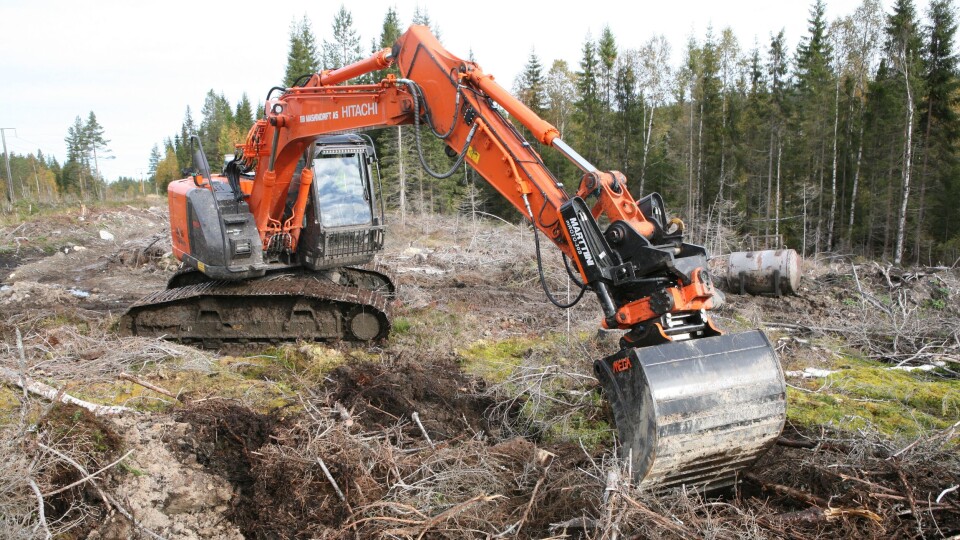 Skuffa settes ned i marka og blottlegger mineraljorden slik at det skapes gode vekstvilkår for den kommende skogen.