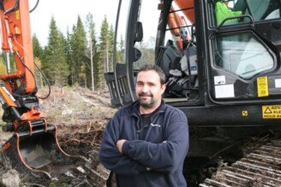 Maskinfører Arne Lie er fornøyd med den ny Forest Hitachi-graveren.