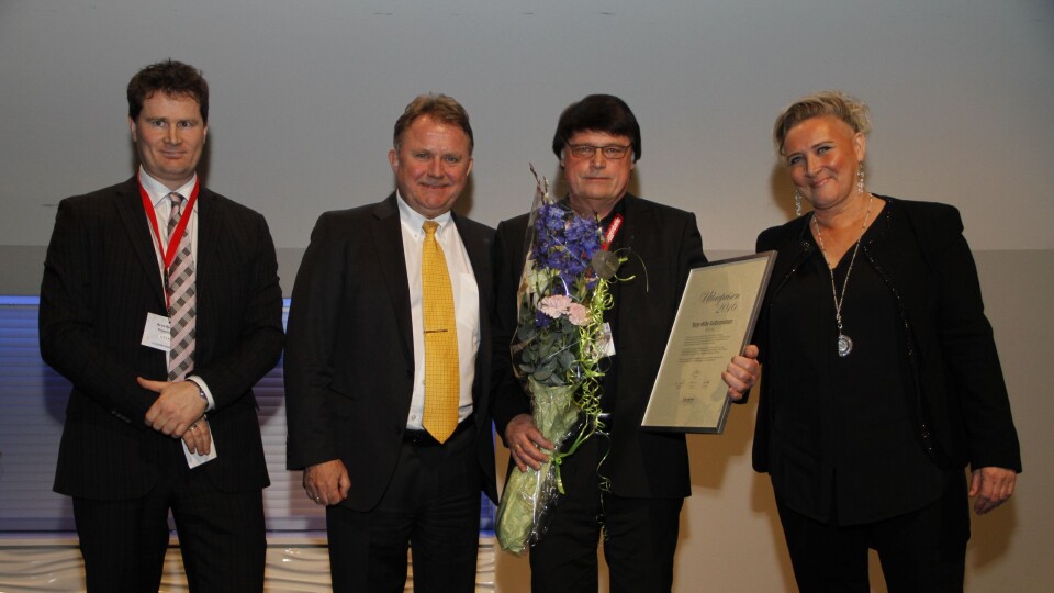 Fra venstre Arve Brekkhus (jurymedlem), Yngve Torkildsen (jurymedlem), prisvinner Terje Willy Gulbrandsen og Nina Aasland (jurymedlem).
