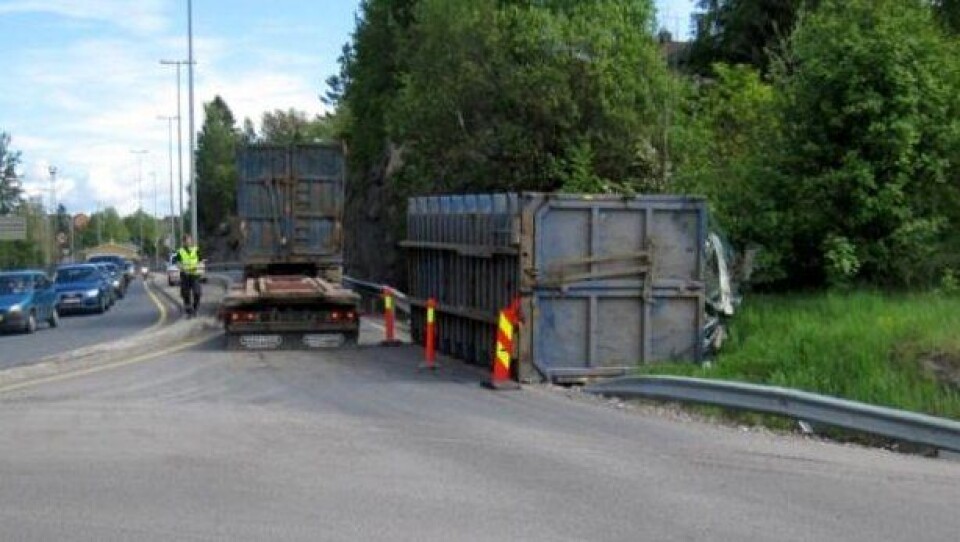Bilde fra ulykke med krokcontainer i Fredrikstad 16. mai 2011.