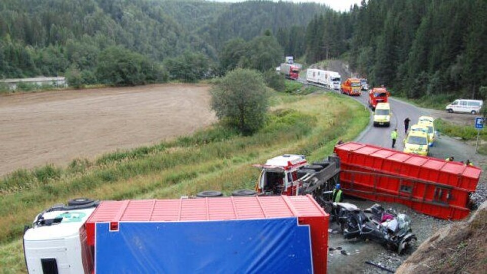 Bilde fra ulykke på E6 i Grong 12. august 2009. Her ble to personer i en personbil drept i møte med et vogntog som kjørte krokcontainere med skrapmetall.