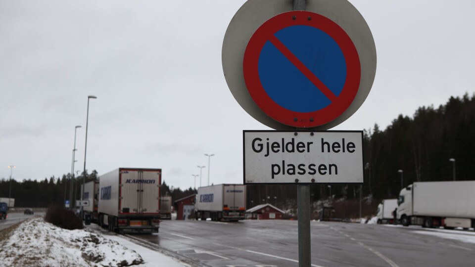 Et historisk bilde tatt 2. februar 2016: Mange J. Carrión-vogntog som står ulovlig parkert på Taraldrud kontrollstasjon ved E6 sør for Oslo. Dette er det slutt på nå loves det fra det spanske selskapet som kjører for Bama Gruppen.