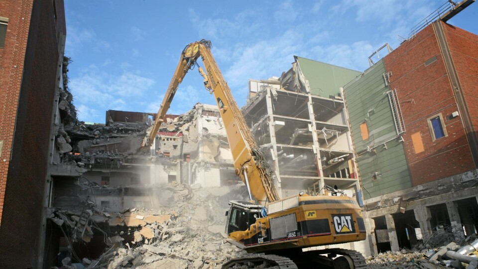 Rivningskjempen på Tofte er 100-tonneren Cat 365 UHD (Ultra High Demolition) som strekker seg 33-34 m til værs.