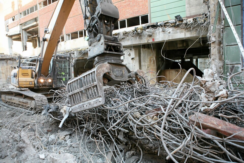 En Cat 336 (40 tonn) forsyner seg grovt i haugen av armeringsjern.