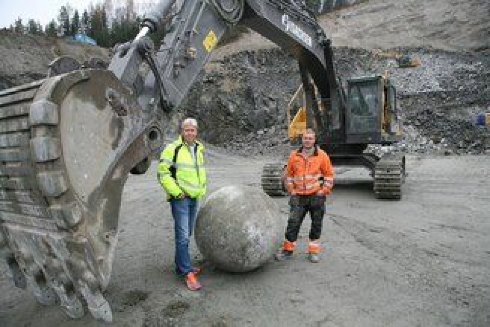 Maskinfører Ole Kristian Bergve (t.h.) og Jon Ølstad, Volvo Maskin, ved jernkula på 6,4 tonn, som er produsert av Scana Steel.