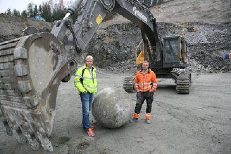 Maskinfører Ole Kristian Bergve (t.h.) og Jon Ølstad, Volvo Maskin, ved jernkula på 6,4 tonn, som er produsert av Scana Steel. Maskinfører Ole Kristian Bergve (t.h.) og Jon Ølstad, Volvo Maskin, ved jernkula på 6,4 tonn, som er produsert av Scana Steel.