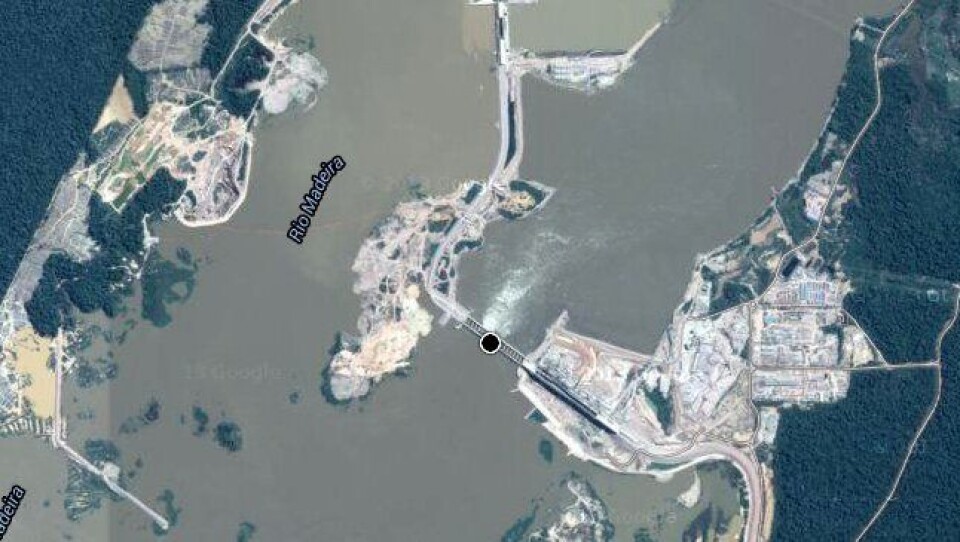 Satelittbilde av den nå ferdigbygde dammen som demmer opp Rio Madeira ved Jirau i Amazonas, Brasil.