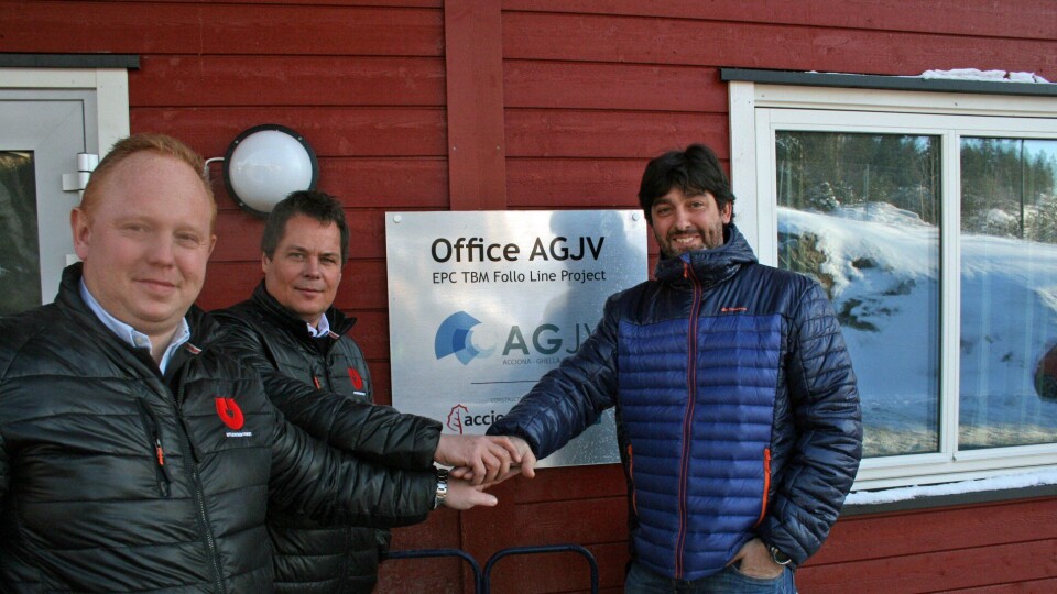 Jan Brock Støa (fra venstre), selger Utleiesenteret, Morten Dahl, salgs- og markedssjef Utleiesenteret og Javier García Giménez, procurement engineer AGJV forsegler avtalen med et håndtrykk.