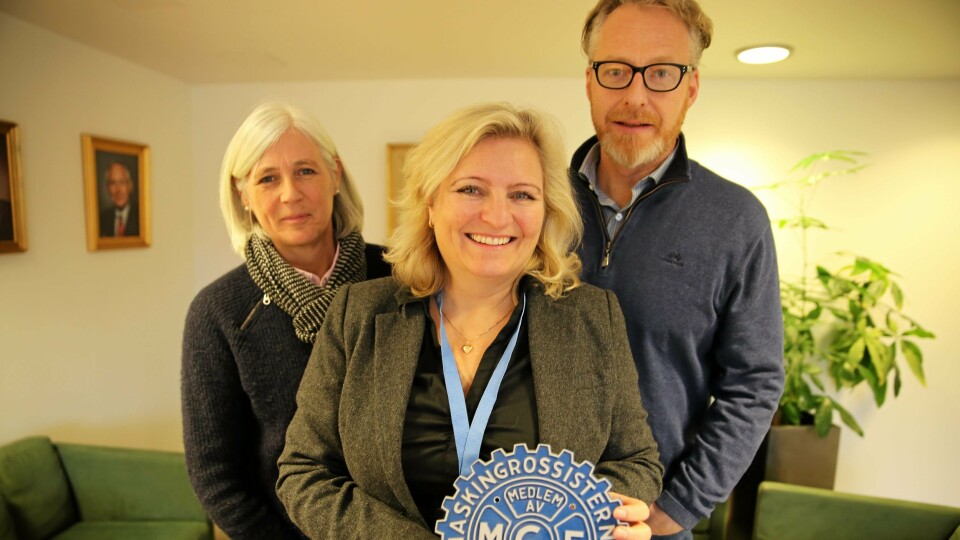 FORTSATT HØYT NIVÅ: Adm. direktør Anita Hall meg MGF-logoen i hånda tror sammen med fagsjef Njål Hagen og messekoordinator Gry Ingebretsen at maskinsalget vil holde seg på et høyt nivå i Norge kommende år. Grunnen er høyt aktivitetsnivå i bransjen og langsiktige planer.