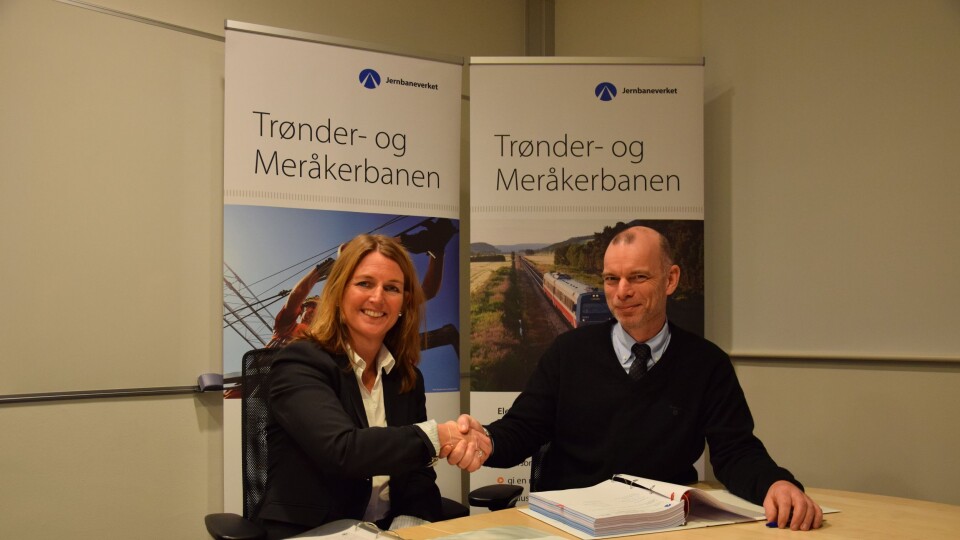 Direktør Infrastrukturprosjekter i Jernbaneverket, Jon Brede Dukan og adm.direktør i Sweco, Grete Aspelund, er begge godt fornøyd med kontrakten og ser fram til et godt samarbei.