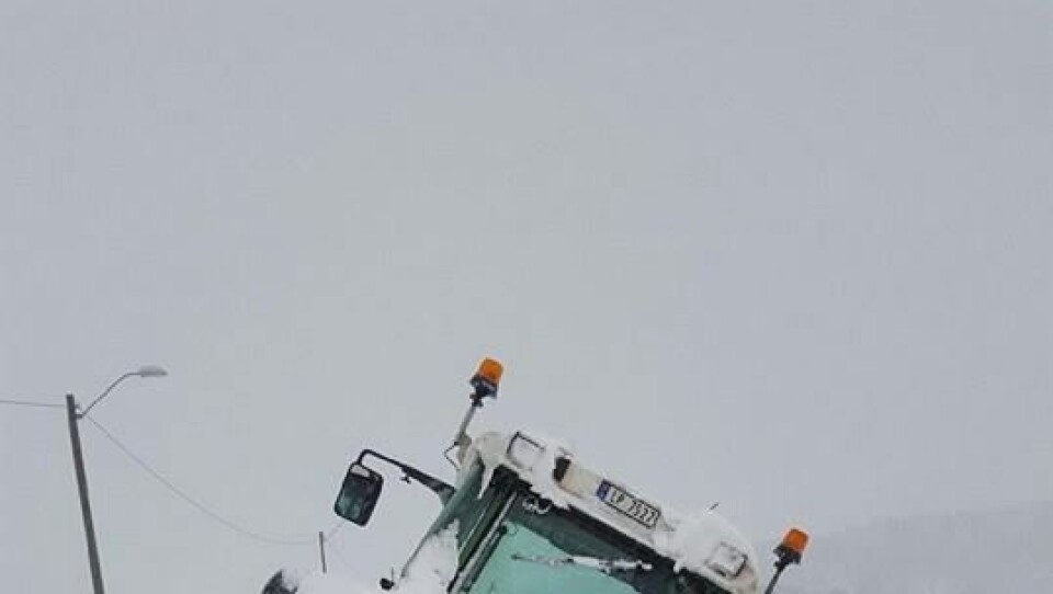 Slik endte det med traktoren når børytestikka var flyttet et par meter utenfor veien.