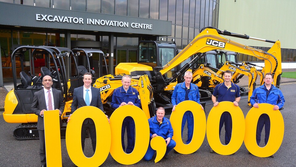 Fra venstre: Daglig leder i JCB Compact Products, Buta Atwal, JCB Compact Products daglig leder, Ian Gillott, monteringstekniker Paul Mellor, lakkerer Dave Thacker, vedlikeholdstekniker Mark Bentley, tekniker Gary Ratcliff og sveiser Melvin Sims.