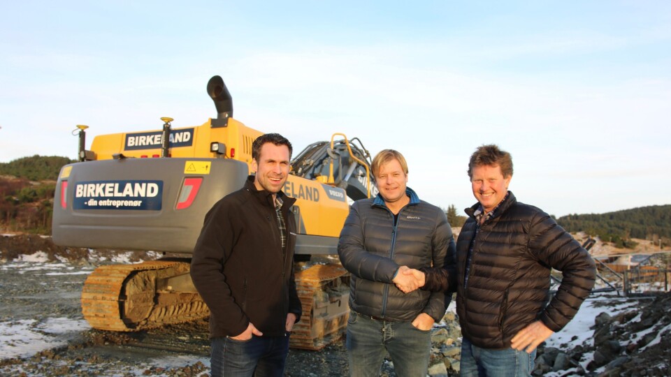 Fra venstre: Driftsleder i Bjelland AS, Joakim Hetland, daglig leder i Birkeland Maskinentreprenør, Kai Peder Birkeland, og daglig leder i Bjelland AS, Ole Bjelland.