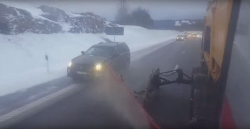Kjører forbi brøytebilen – på veiskulderen