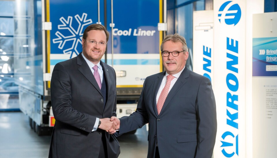 Dr. Bernard Krone i Fahrzeugwerk Bernard Krone GmbH (t.v.) og Bernd Brüggen i Brüggen Fahrzeugwerk & Service GmbH er enige om å fusjonere virksomhetene til Krone Commercial Vehicle Group.