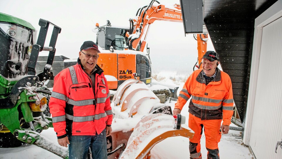 Leif Brusletto og Sveinung Nestegard jobber sammen. Leif er sjef og Sveinung er visegeneraldirektør. Latteren sitter løst når de jobber… Alle