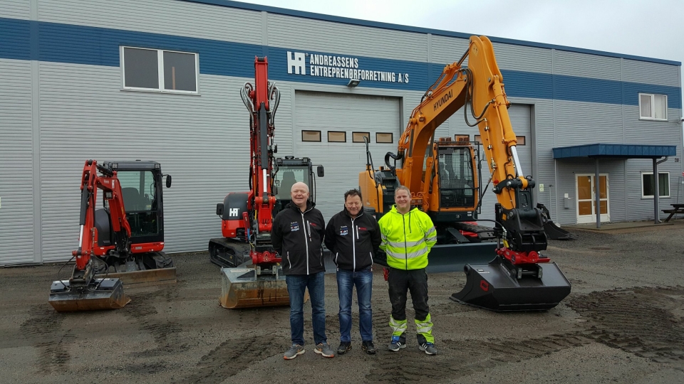 LEVERT TIL JUL: Karl-Erik Mathiesen (f.v.) fra Hymax har solgt tre gravemaskiner til Jan Andreassen i år. To Kubota (2,7 tonn og 8,7 tonn) og en Hyundai på 15-tonn. Til høyre er Jarand som er tredje generasjon Andreassen og tiltenkt daglig leder i Andreassens Entreprenørforretning AS om et par års tid.