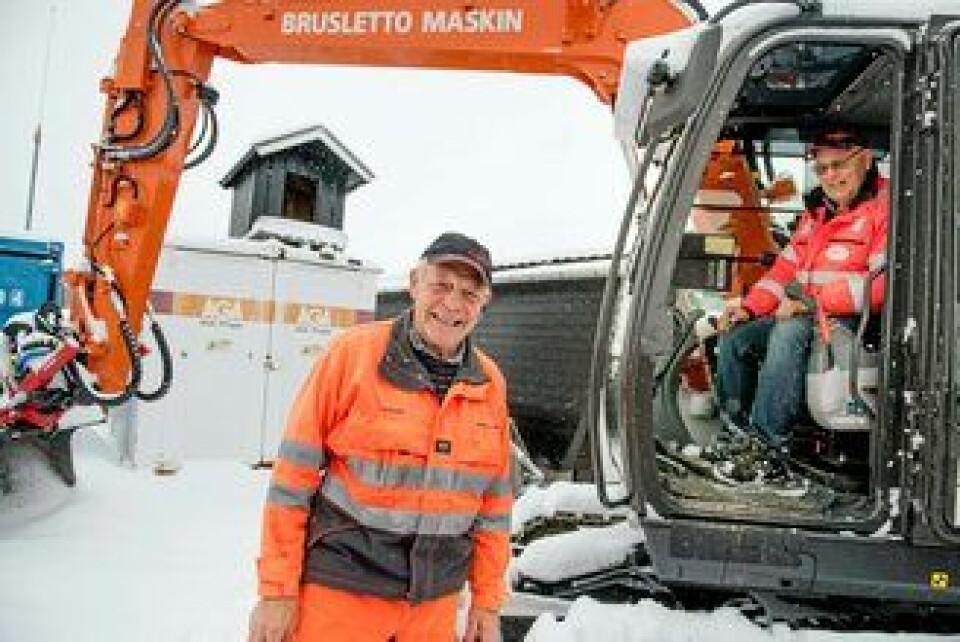 Nå er gravemaskinen parkert for sesongen. Vanligvis er det Leif Brusletto som sitter i maskinen, mens Sveinung opererer krafsa og traktoren.