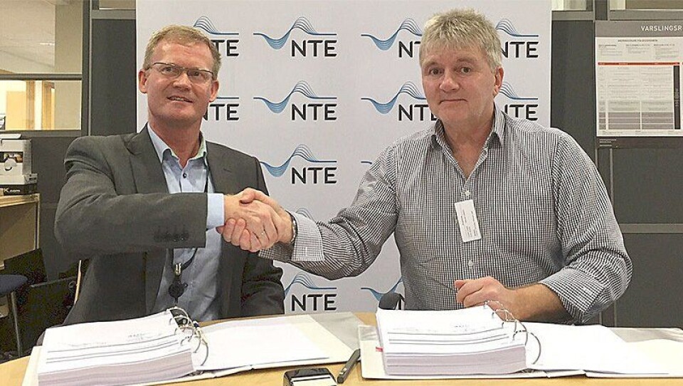 Administrerende direktør Kenneth Brandsås i NTE Energi (t.v.) og prosjektsjef Magnar Myklatun i Skanska forsegler kontrakten med et håndtrykk. .