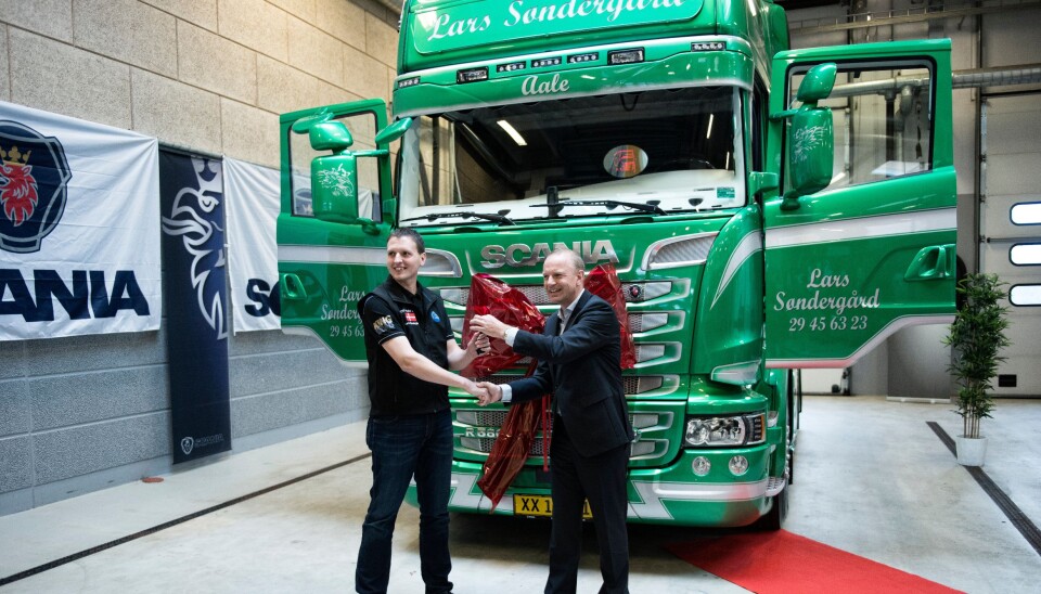 Adm. direktør Janko van der Baan hos Scania i Danmark overrekker nøkkelen til Lars Søndergårds vinnerbil,  en ny Scania R 580.