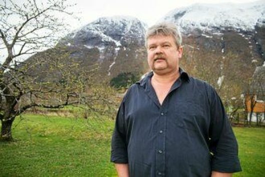 Daglig leder Olav Lægreid i Spilde Entreprenør jubler over nye kontrakt med Jernbaneverket.