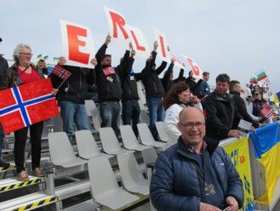 Supportergjengen vekslet mellom NORWAY og Erling ved å snu plakatene. Foran informasjonssjef John Lauvstad hos Scania.