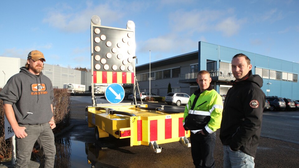 Utenfor kurslokalene står den nye buffervogna som leies ut av Norsk Trafikksikring AS. Fra venstre: Kenneth Andersen, Per Christian Weum og Cato René Karlsen. Alle er bilbergere i Redningsverket.
