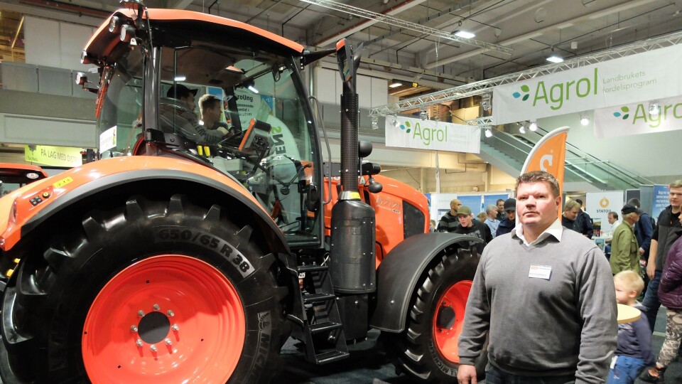 Kjell Tore Dokkeberg, Svenningsens AS, ved den nye Kubota M7171. Alle