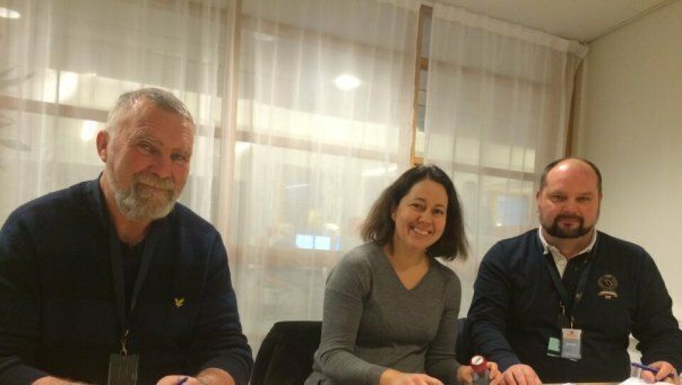 Torsdag ble kontrakten om bygging av nye Lundbrua signert. Fra venstre: Arve Grannes i Peab anlegg, Janne Staulen Venes i Statens vegvesen og Christer Blomkvist i Peab anlegg.