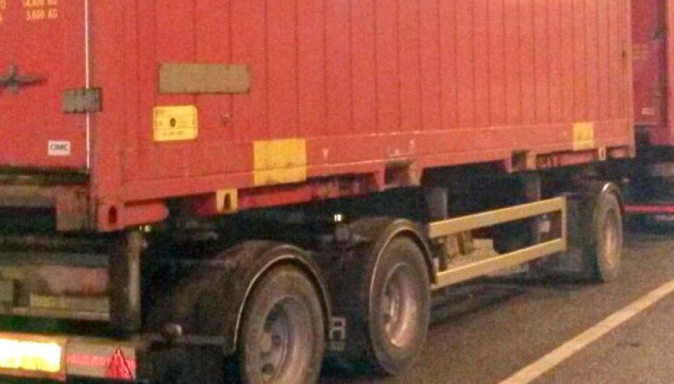 Posten-bilen med postens lett gjenkjennelige container ble stanset på Taraldrud onsdag kveld.