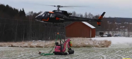 Rosa minigraver levert med helikopter